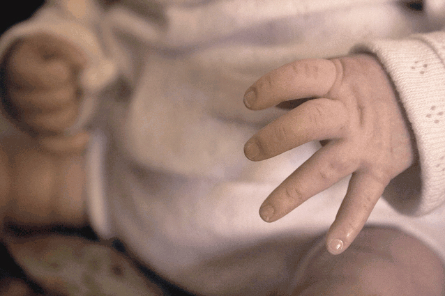 Fotografía detalle de las manitas del bebé reborn